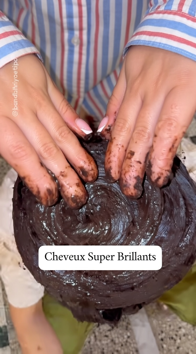 Découvrez le secret ancestral indien : un masque capillaire naturel au henné pour des cheveux plus forts, plus brillants et une couverture des cheveux gris