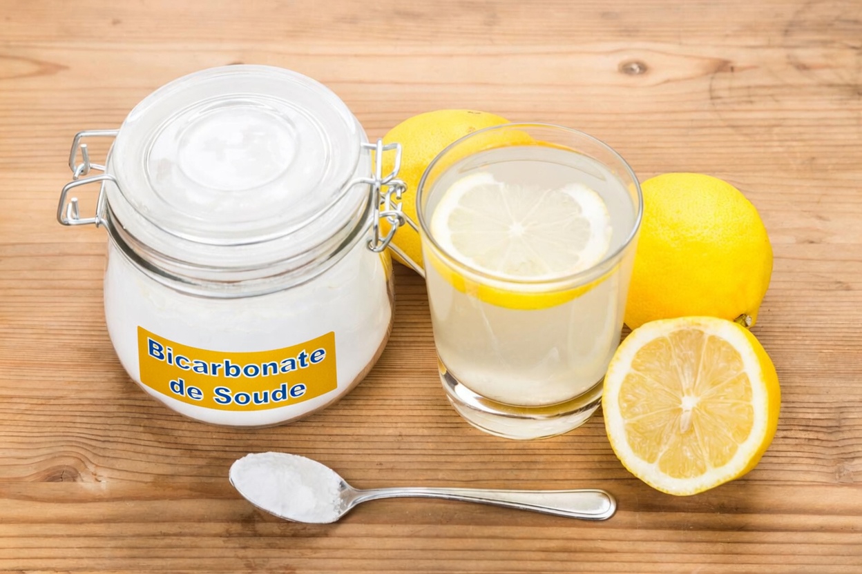 Bicarbonate de soude et eau citronnée le matin : habitude bénéfique ou risque caché ?