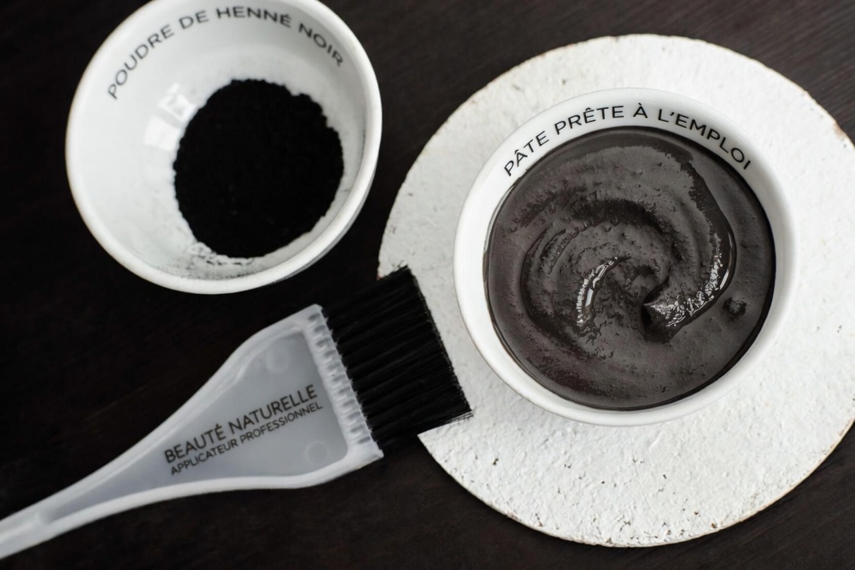 Vos cheveux blanchissent plus vite ? Une simple habitude à la maison qui intrigue de nombreux seniors