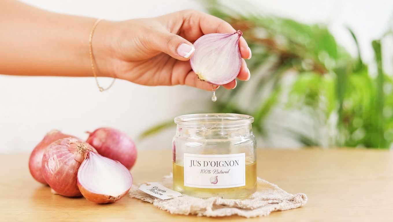 Pourquoi une routine d’huile d’oignon d’une semaine attire l’attention dans les soins capillaires naturels