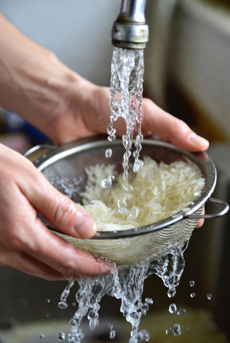 L’eau de riz : un remède maison simple que beaucoup de personnes redécouvrent pour les soins des cheveux et de la peau