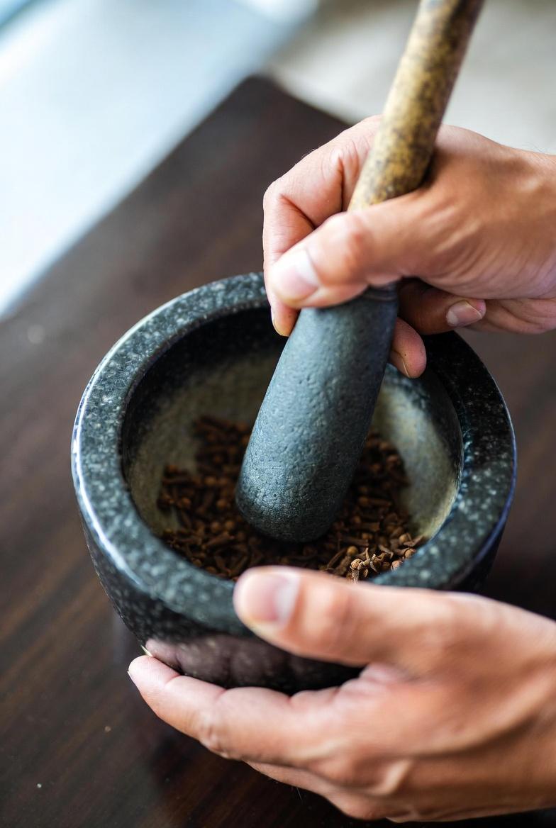 Idées de soins naturels pour la peau : comment utiliser les clous de girofle et l’huile de coco pour favoriser une peau d’apparence saine