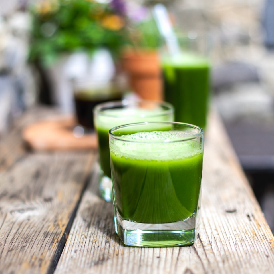 Boostez votre santé avec ces 2 puissantes recettes de jus