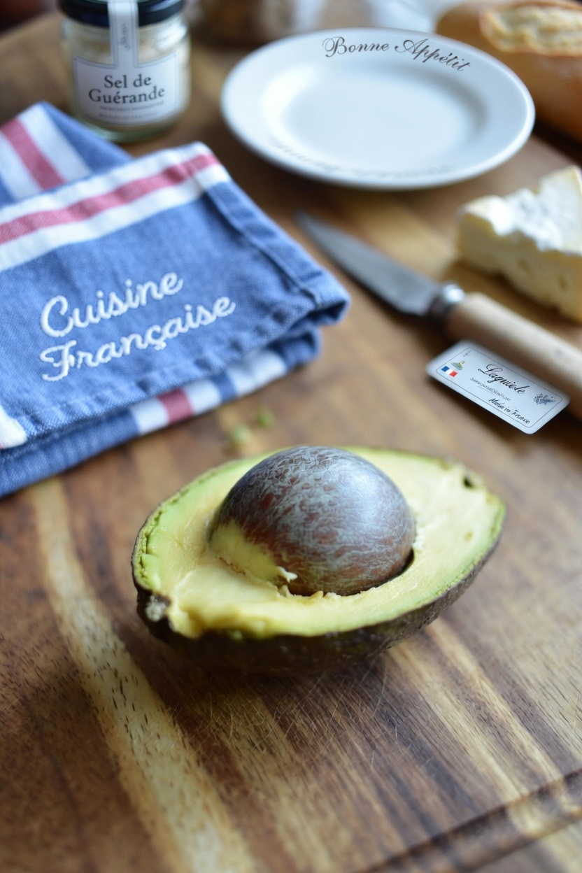 Explorer le potentiel du thé de noyau d’avocat : ce que la recherche suggère sur cette tendance qui transforme les déchets en bien-être