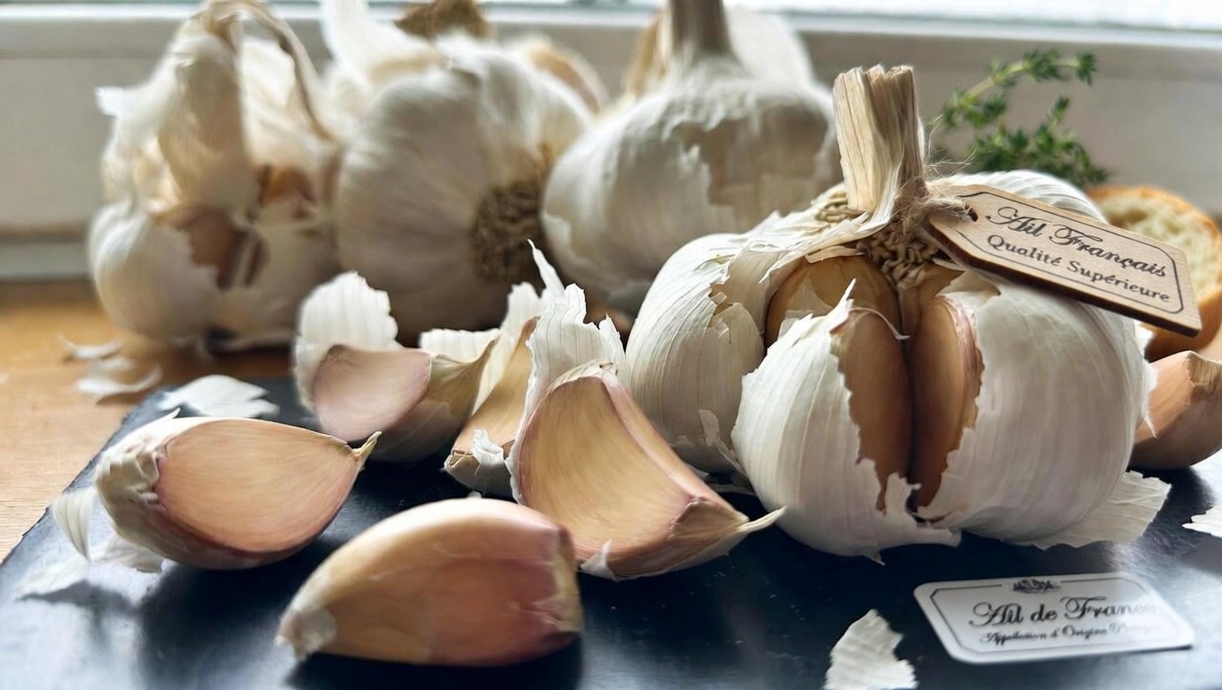 Que se passe-t-il dans votre corps lorsque vous mangez de l’ail cru avant de vous coucher ? Une simple habitude du soir qui mérite d’être explorée