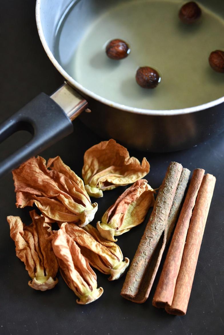 Découvrez les surprenants bienfaits du thé à l’hibiscus avec cannelle et clous de girofle
