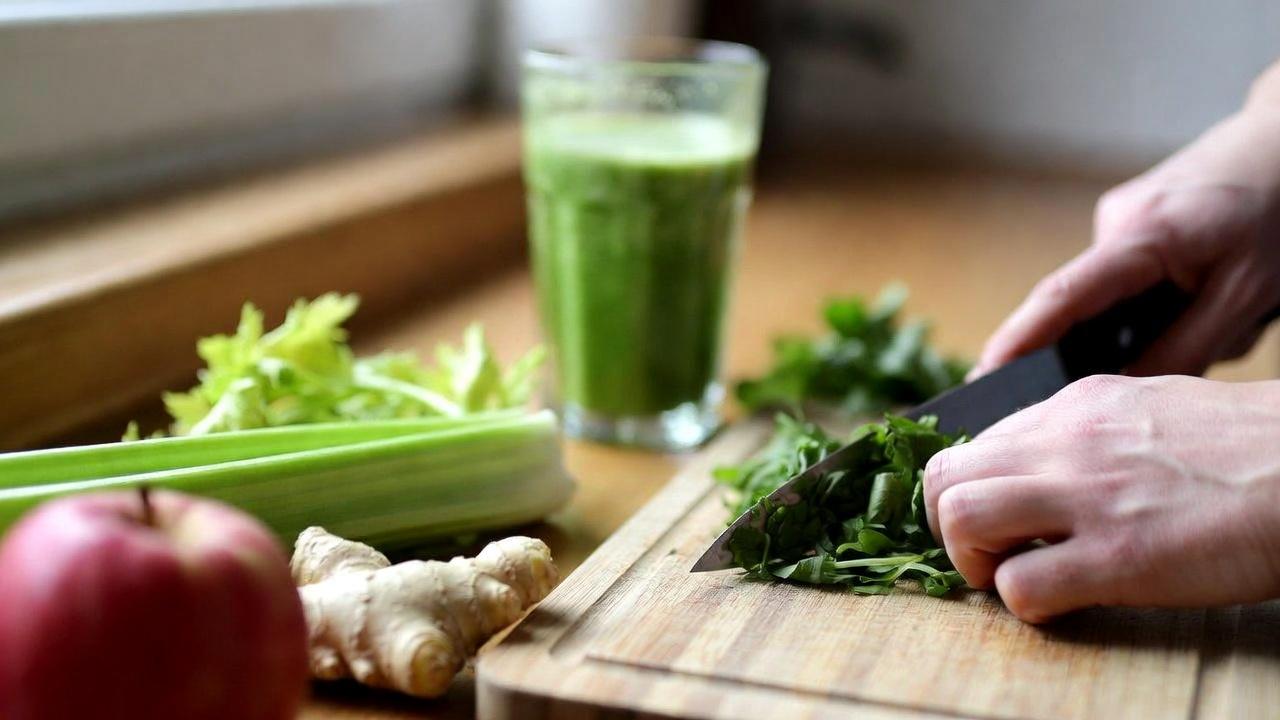 Un smoothie vert simple pour soutenir la santé de votre foie, l’équilibre de votre glycémie et votre bien-être général