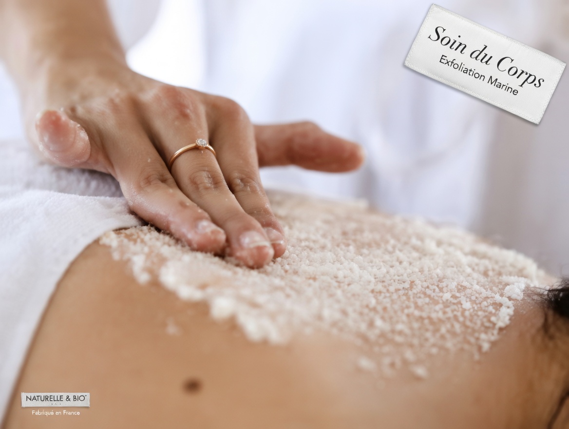 Découvrez les bienfaits d’un simple gommage pour la peau à base de gelée de pétrole et de sel pour une peau plus lisse
