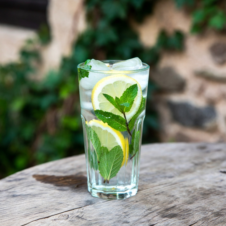 Faites fondre la graisse du ventre naturellement avec de l’eau au citron et à la menthe