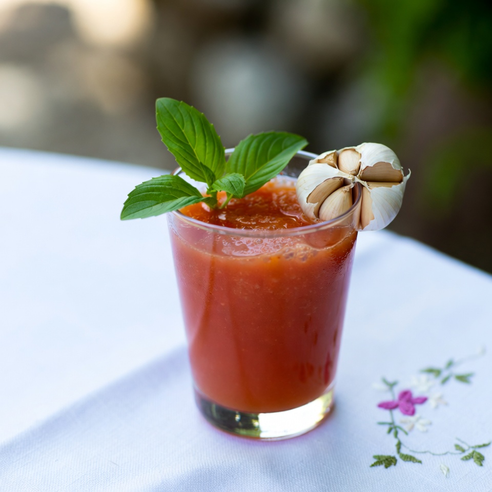 Réduire l’inconfort prostatique grâce à une boisson à la tomate et à l’ail