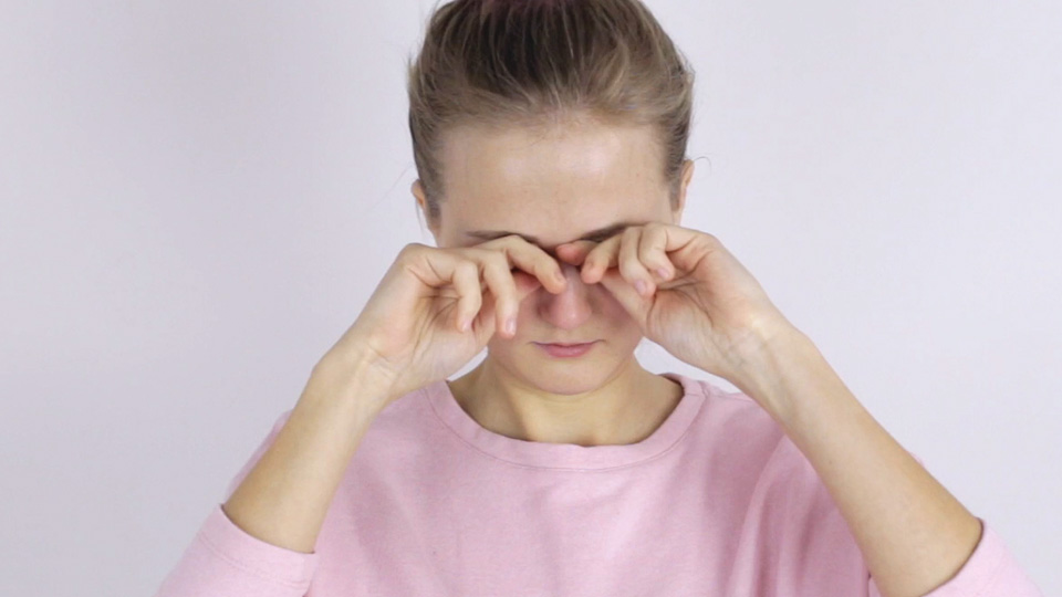 Ça commence dans les YEUX et les PIEDS ! 9 SIGNES de B12 BASSE (Les médecins ignorent cela)